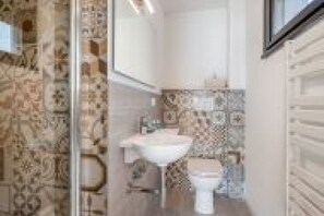 A bathroom with a shower, toilet, and sink. - GuestHost - Family & Friends House - Dream Room (Padova)