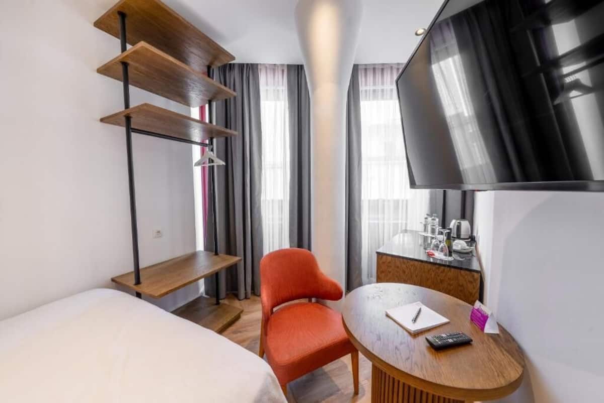 In-room safe, soundproofing, free WiFi