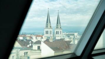 Blick auf eine Kirche mit zwei Türmen vom Inneren eines Fahrzeugs aus.