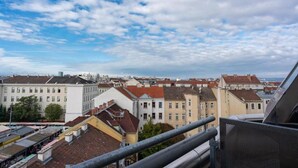 Un paisaje urbano con edificios y cielo despejado.