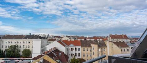 Panorama urbano con edifici e cielo sereno.