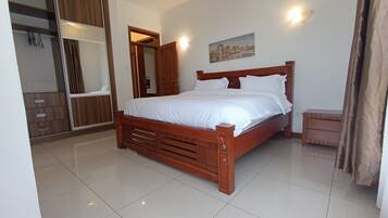 Caja de seguridad en la habitación y tabla de planchar con plancha