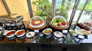 Un bufé con diversos alimentos y utensilios.