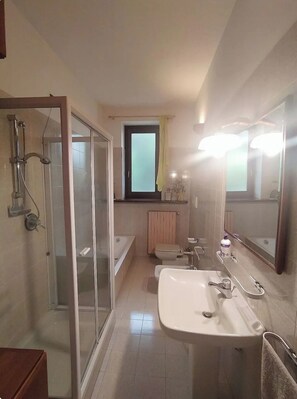 Sèche-cheveux, bidet, serviettes fournies, savon