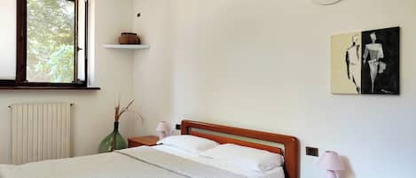 Iron/ironing board, internet, bed sheets