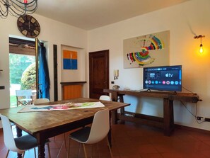 Dining - Lo Spazio Creativo: A House with a Garden and Art Studio Near Ivrea in the Canavese Region (Romano Canavese)