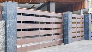 A modern building with a multi-level parking garage. - Collection O New Jalpaiguri Railway (Jalpaiguri)