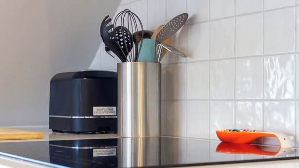 Coffee/tea maker, fridge, oven, stovetop - Idyllic 1BDR Cottage on the Edge of Edinburgh (Edinburgh)