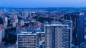 Een hoog gebouw met meerdere verdiepingen, grote ramen en een modern architectonisch ontwerp.