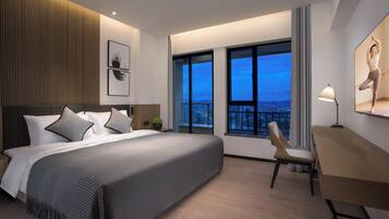 Escritorio, wifi gratis y ropa de cama