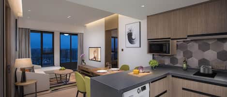 Premier Suite, City View | Living area
