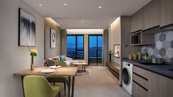 Premier Studio Suite, City View | Living area