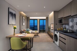 Premier Studio Suite, City View | Living area