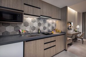 Habitación individual Premier, vistas a la ciudad | Cocina privada | Frigorífico pequeño y microondas