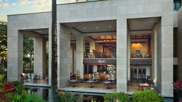 Ein modernes Hotel mit Bar/Lounge-Bereich, Außenbereich und Pool.