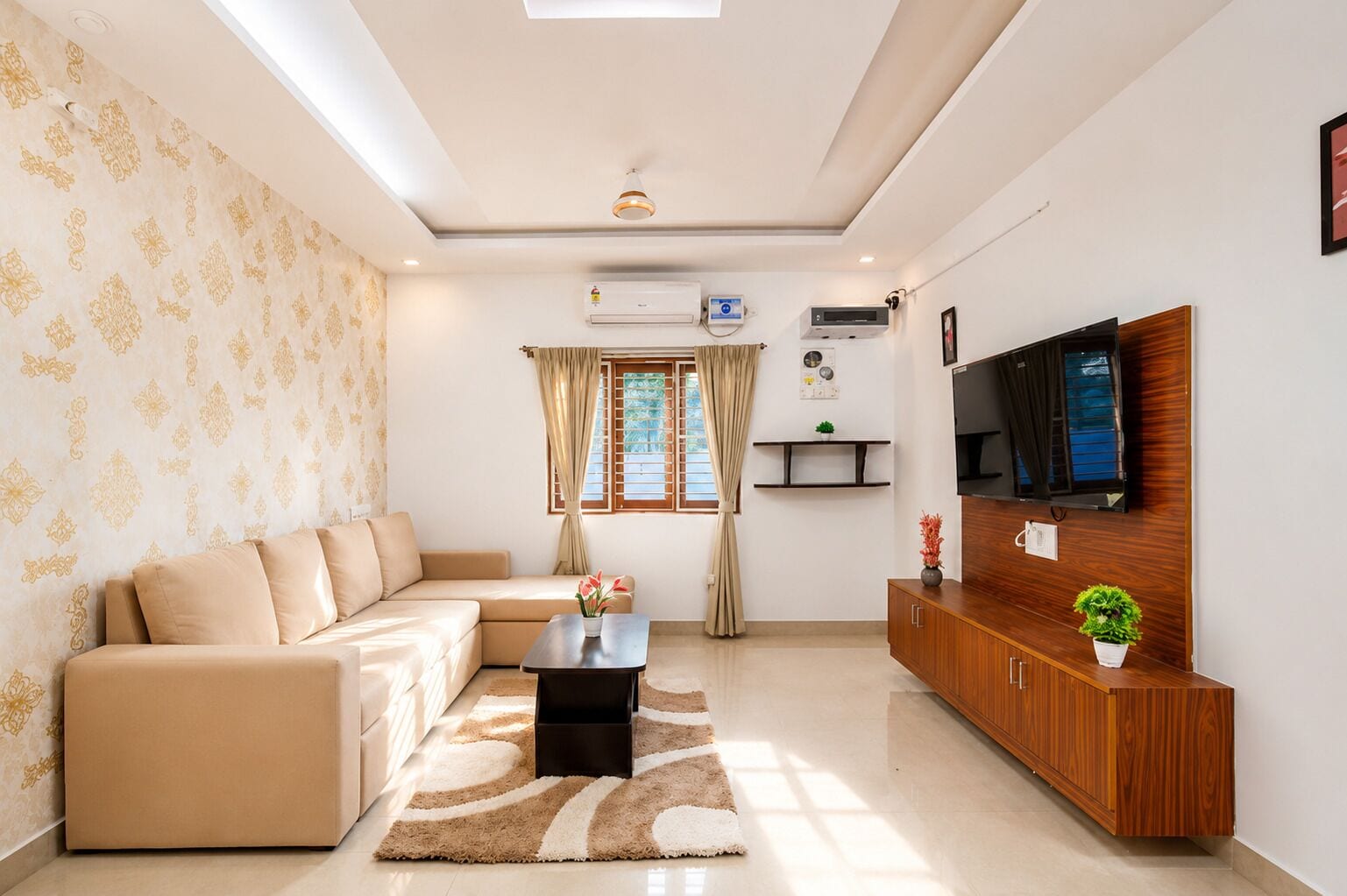 Apartment (1 Bedroom) | Wohnbereich | 60-Zoll-Smart-TV mit Digitalempfang