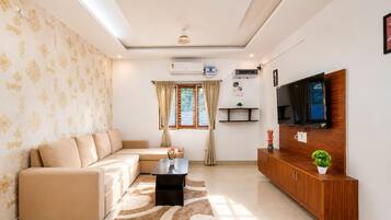Apartment (1 Bedroom) | Wohnbereich | 60-Zoll-Smart-TV mit Digitalempfang