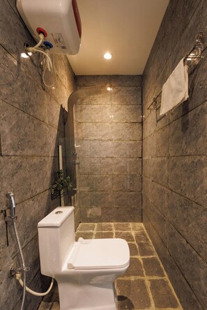 Apartment (1 Bedroom) | Badezimmer | Dusche, Handtücher