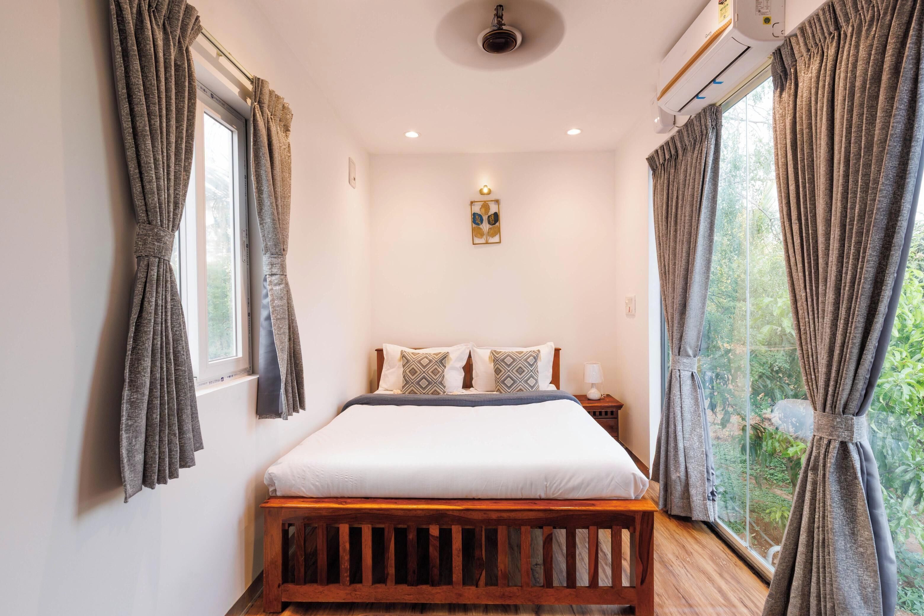 Apartment (1 Bedroom) | 3 bedrooms, bed sheets