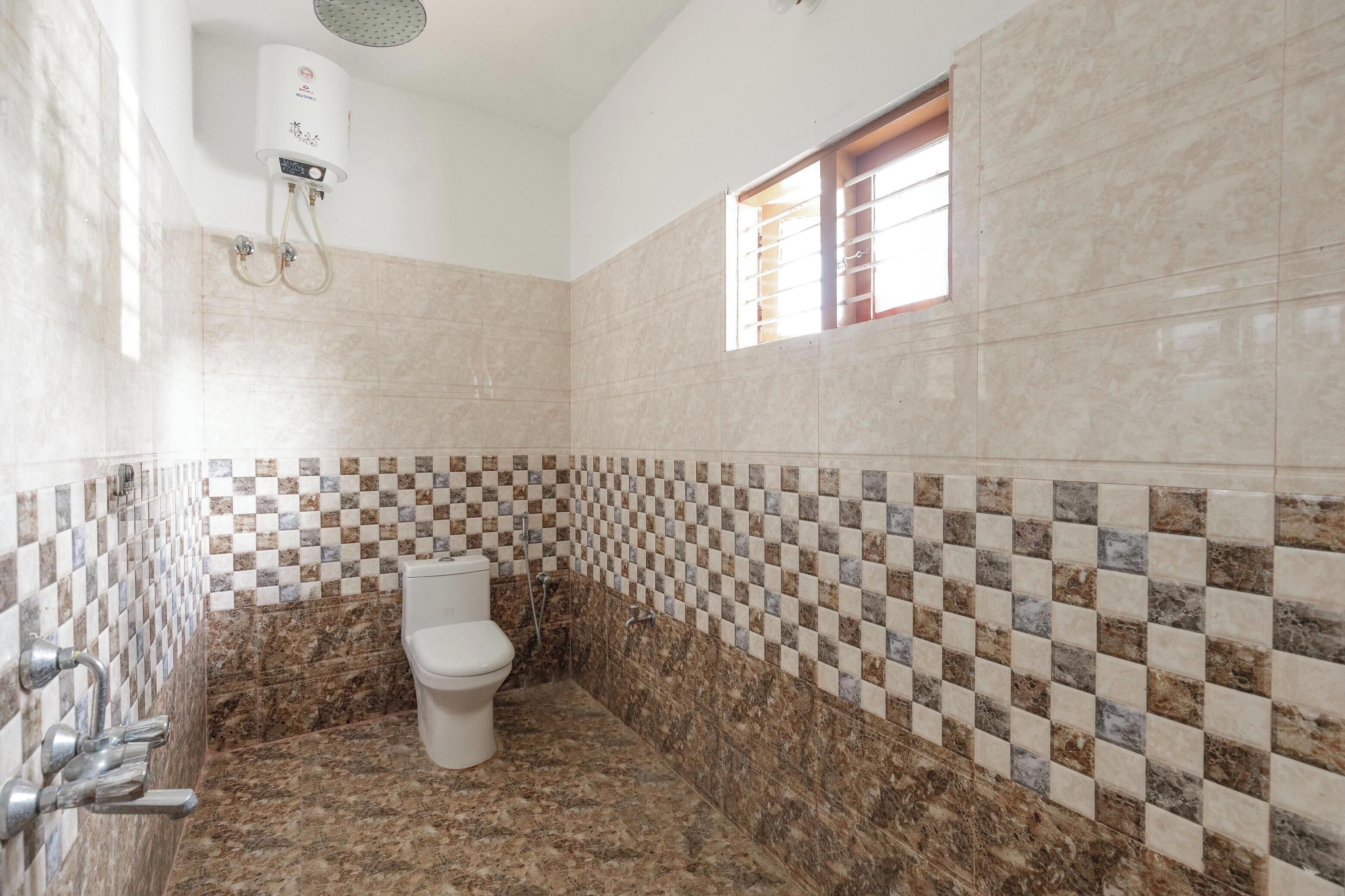 Apartment (1 Bedroom) | Bathroom | Shower, towels