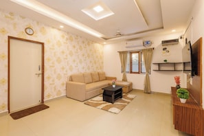 Apartment (1 Bedroom) | Wohnbereich | 60-Zoll-Smart-TV mit Digitalempfang