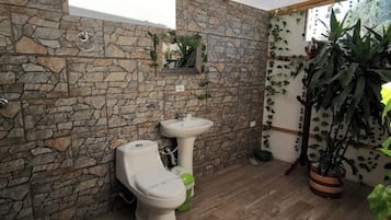 Habitación, 4 habitaciones, para fumadores, patio | Baño
