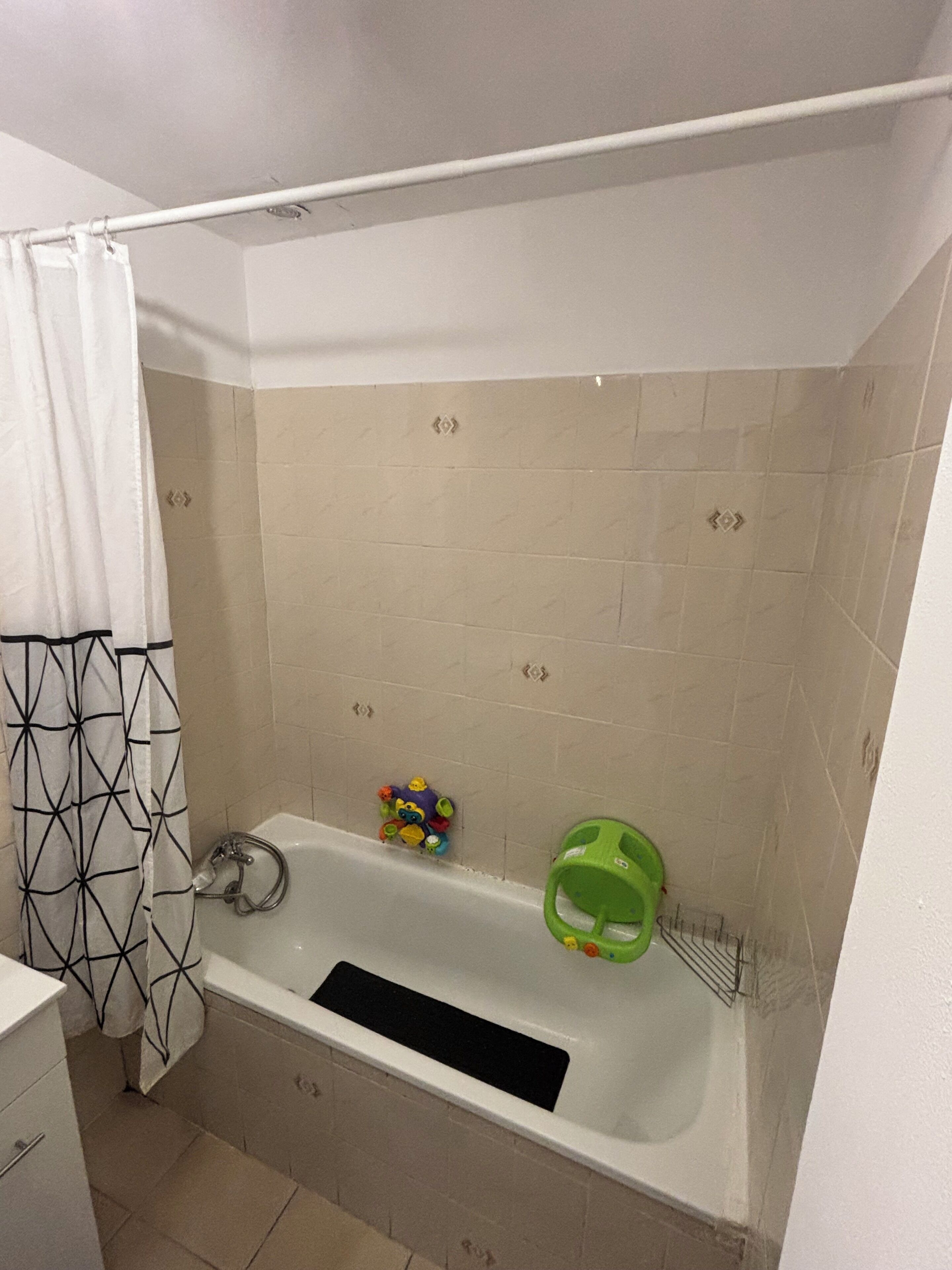 Serviettes fournies, savon, papier toilette