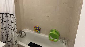 Serviettes fournies, savon, papier toilette