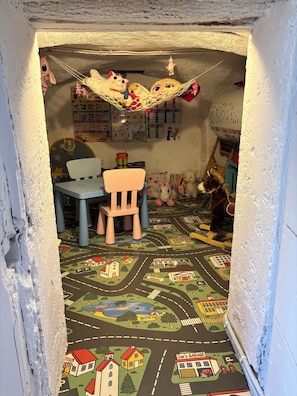 Children’s area - la maison de Djema (la tour d'aigues)