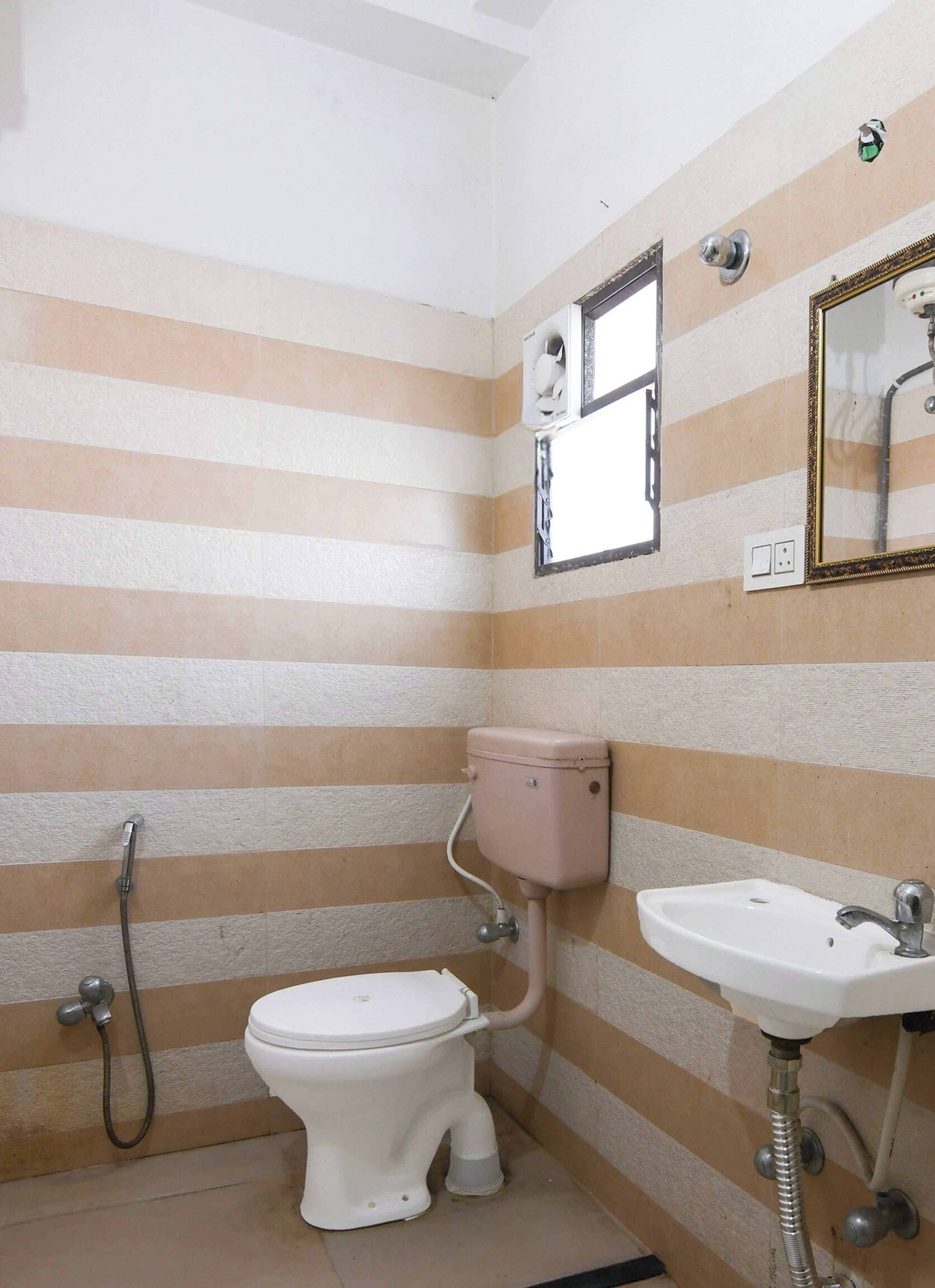 Un baño pequeño con inodoro, lavabo y ducha.