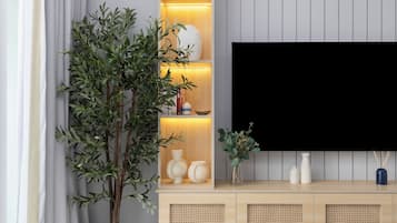 Studio, Non Smoking, Bathtub | In-room safe, blackout drapes, iron/ironing board, WiFi (free)