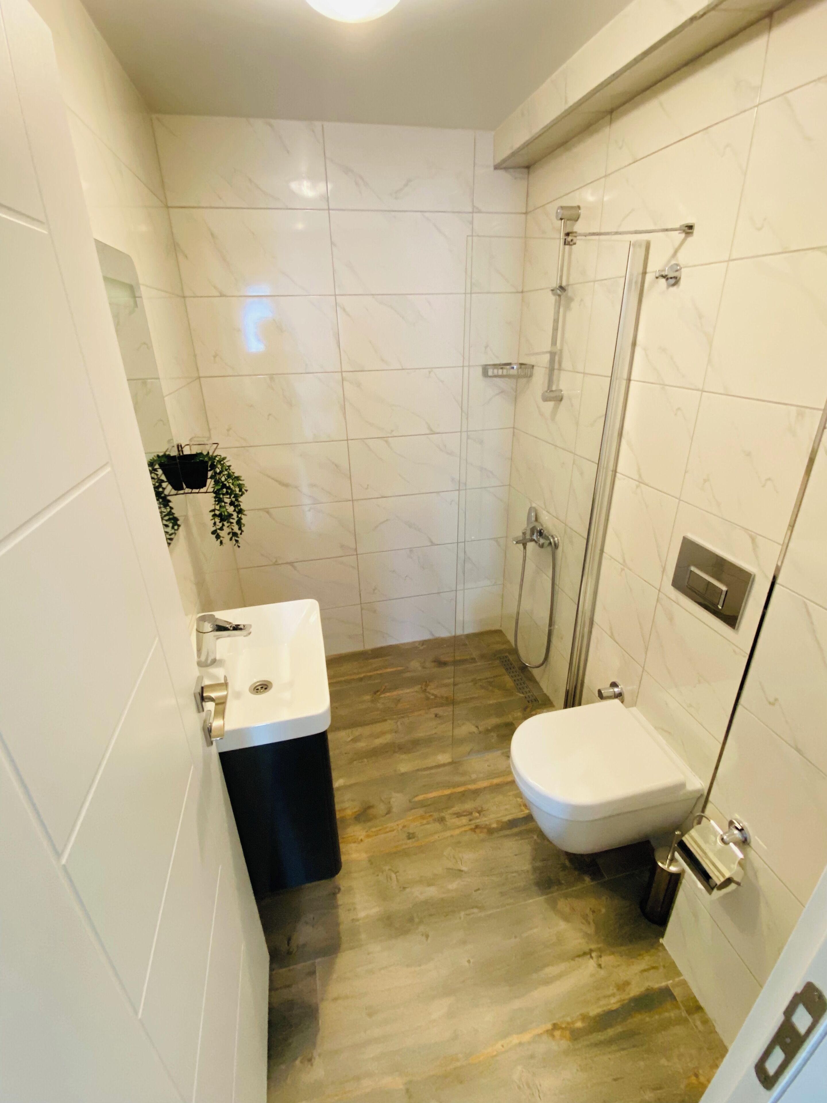 Junior Double Room | Bathroom | Shower, free toiletries, hair dryer, towels