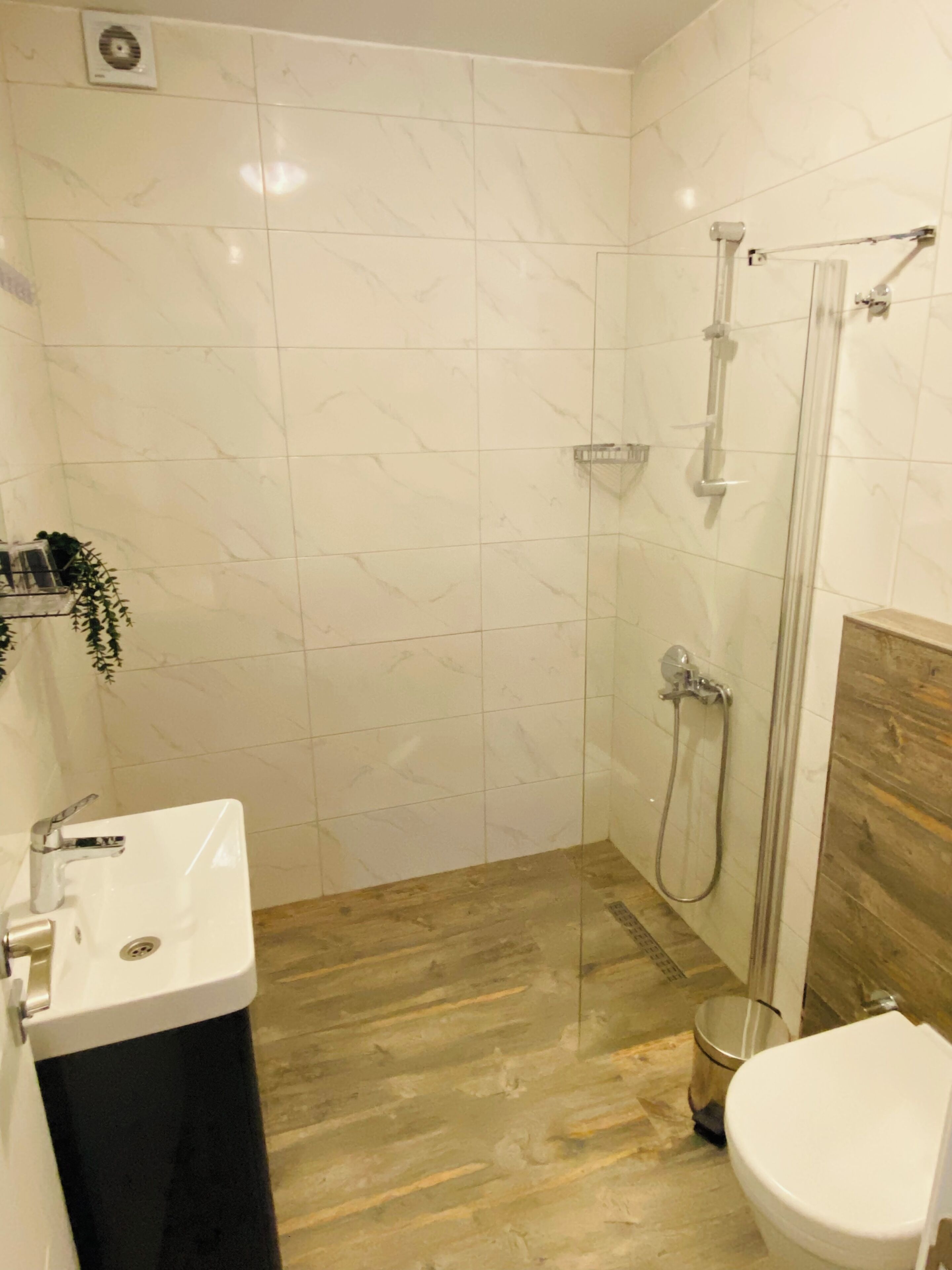 Comfort Double Room | Bathroom | Shower, free toiletries, hair dryer, towels