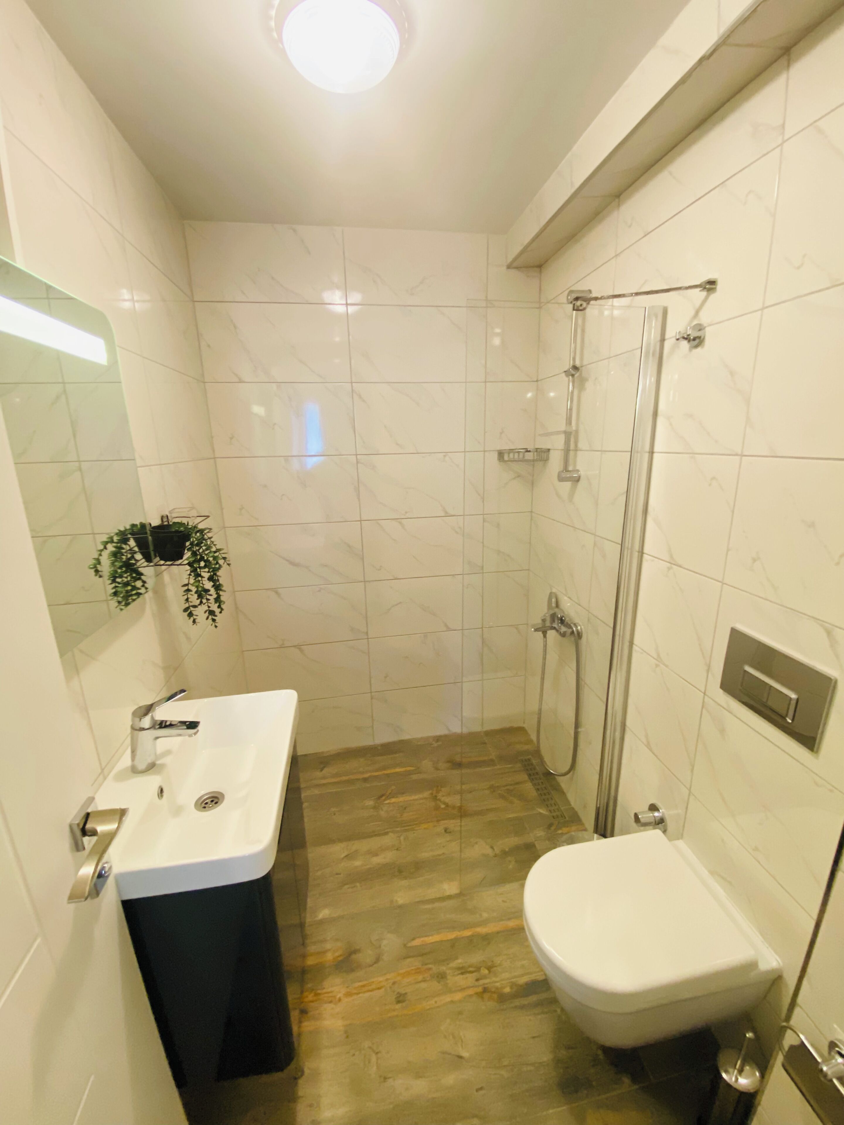 Comfort Triple Room | Bathroom | Shower, free toiletries, hair dryer, towels