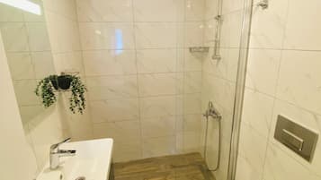 Comfort Triple Room | Bathroom | Shower, free toiletries, hair dryer, towels