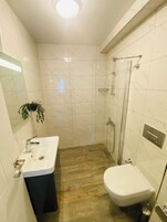 Habitación triple Confort | Baño | Ducha, artículos de higiene personal gratuitos y secador de pelo