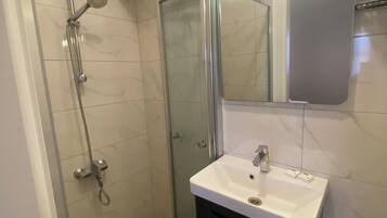 Classic Double Room | Bathroom | Shower, free toiletries, hair dryer, towels