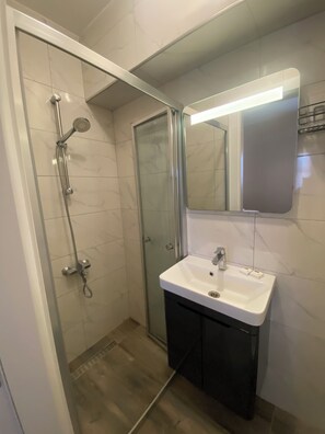 Classic Double Room | Bathroom | Shower, free toiletries, hair dryer, towels - Baraka Bozcaada (Canakkale)