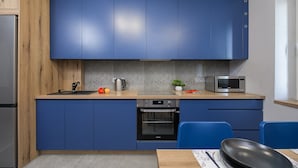 Appartement Classique, 3 chambres, vue ville | Cuisine privée | Bouilloire électrique, chaise haute, plancha