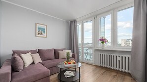Appartement Classique, 3 chambres, vue ville | Coin séjour | Télévision LCD de 40 pouces avec chaînes par satellite, Netflix