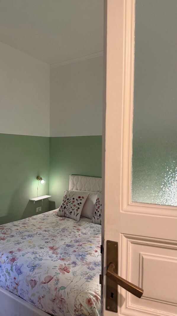 Tabla de planchar con plancha, wifi, ropa de cama