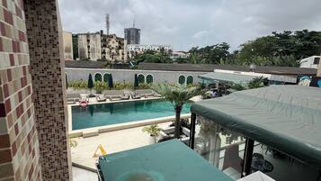 10 outdoor pools