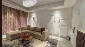 Un saló modern amb un sofà modular, una taula de centre i un penjall.