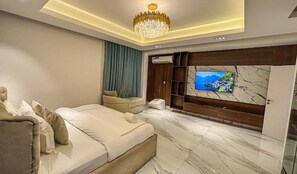 Un dormitorio moderno con una cama grande, un televisor instalado en una pared de mármol y un candelabro.