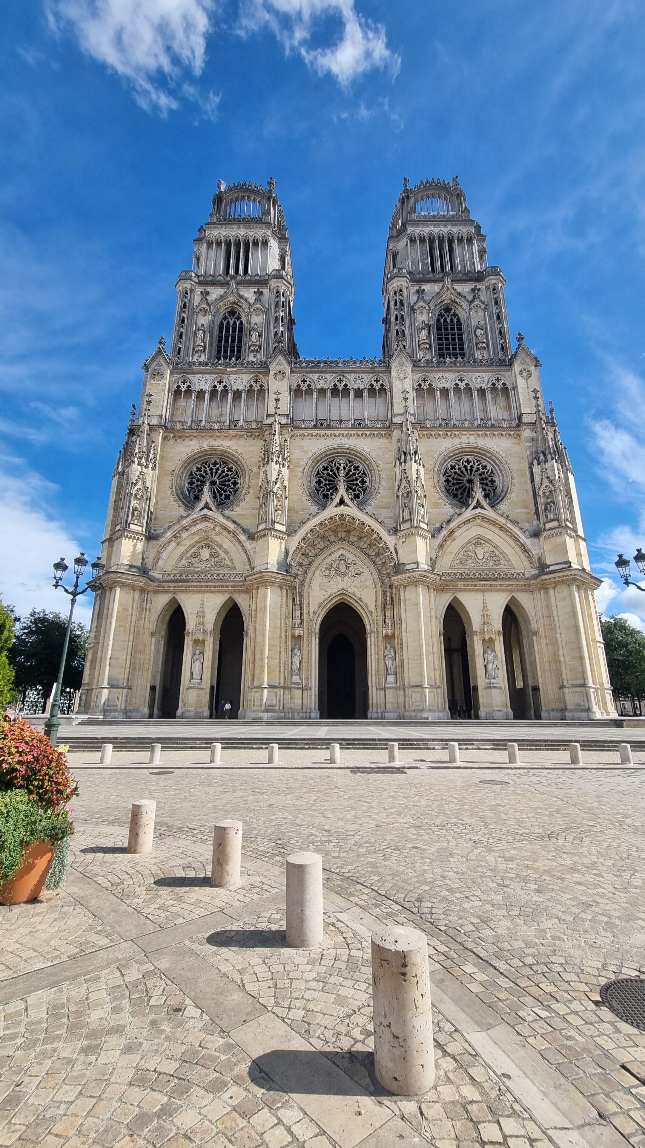 Eine prächtige Kathedrale mit zwei Türmen, filigranen Steinmetzarbeiten und großen Rosettenfenstern.