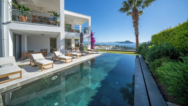 A modern two-story building with a rooftop terrace and a swimming pool. - Villa Matie Bodrum Views (Bodrum)
