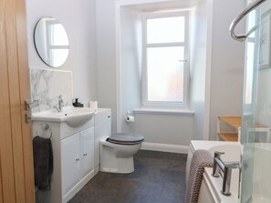 Ein Badezimmer mit Toilette, Waschbecken und Spiegel.