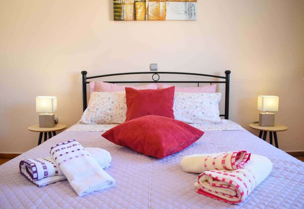 Bedroom 1: Double bed – Crisp linen, soft light

