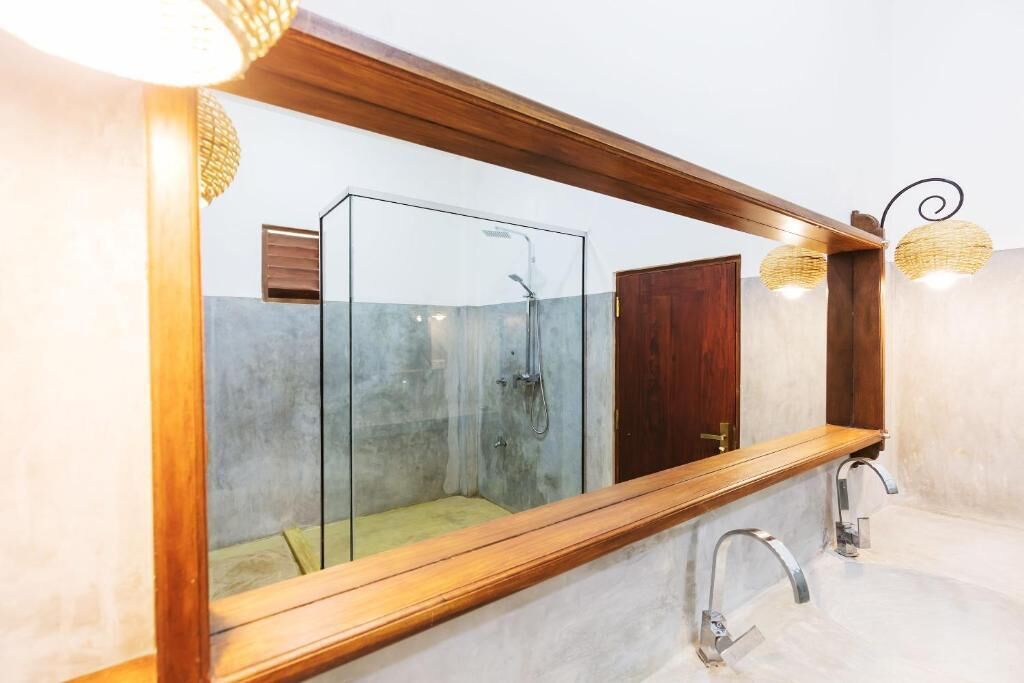 Chambre Double pour 1 personne, 1 très grand lit, vue jardin | Salle de bain | Douche, serviettes fournies, savon, shampoing