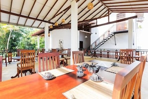 Outdoor dining - Nos Da Ty Boutique Hotel (Ahangama)